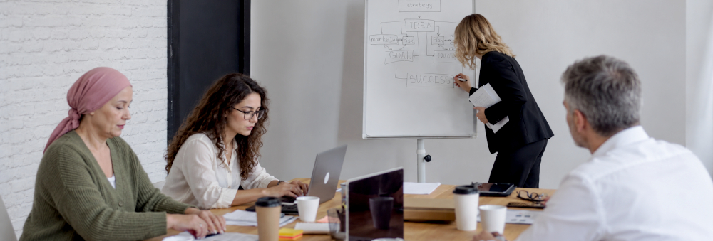 Réunion de travail illustrant le retour après un cancer
