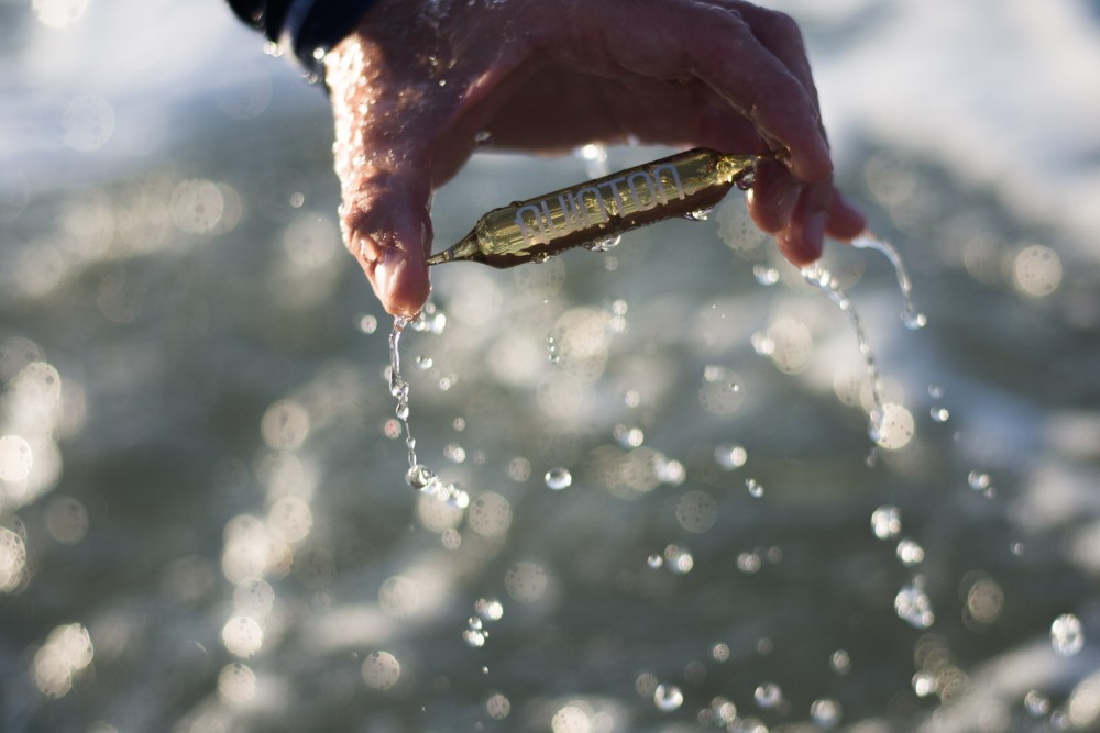 Eau de mer dans une main