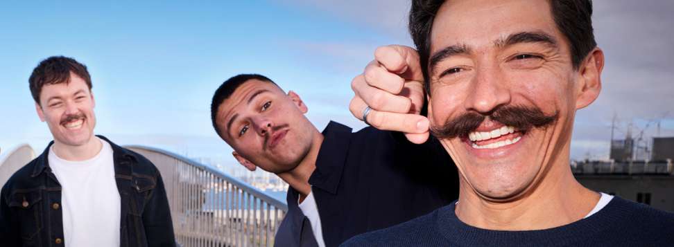 Participants à Movember avec une moustache