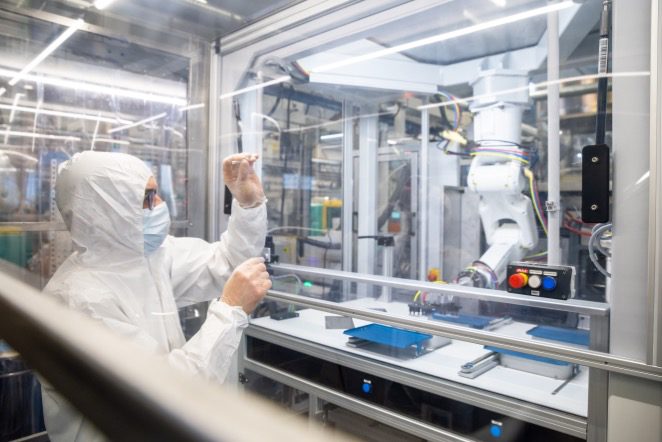 Cellule de production robotisée en salle blanche ISO 7