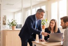 Transmission entre salariés expérimentés et jeunes collègues