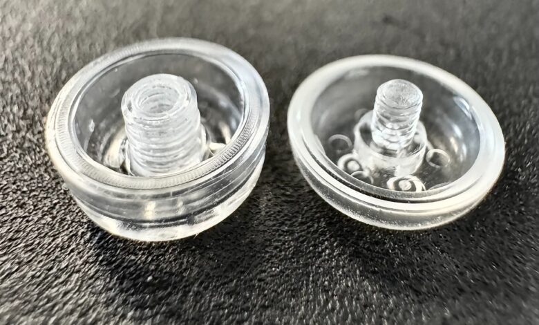 Deux demi-coques de l’implant microfluidique CAPDCM